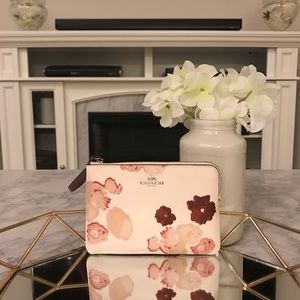 🆕 Coach Halftone Floral Wristlet